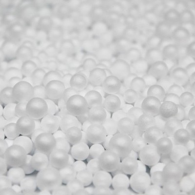 Pequenas bolas brancas de espuma empilhadas com textura lisa e fosca