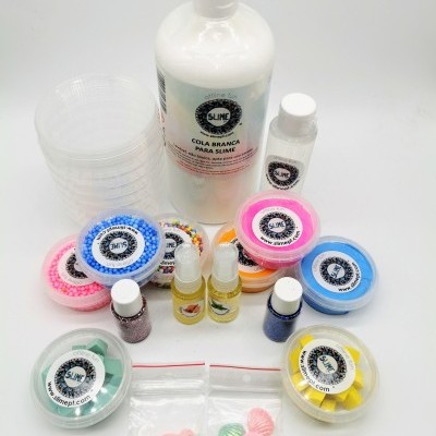 Produtos para fazer slime incluindo cola branca, frascos coloridos, potes de glitter e acessórios