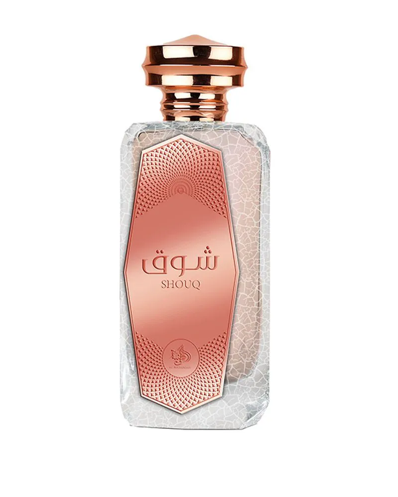 Frasco de perfume com tampa e etiqueta metálica cor de cobre e caixa branca craquelada.