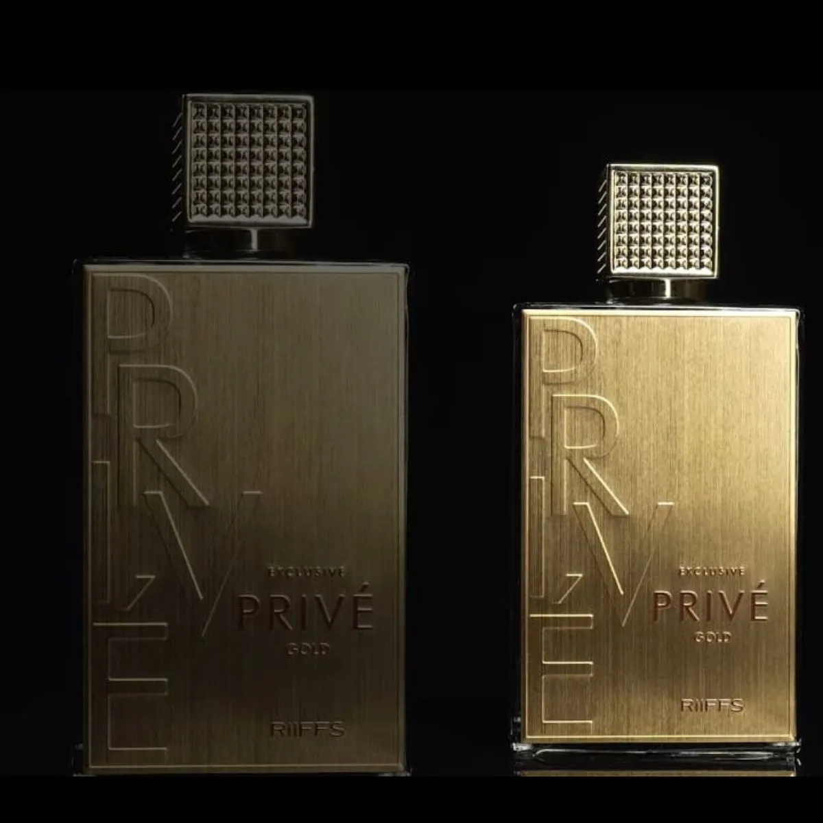 Dois frascos dourados de perfume PRIVE com tampa quadrada, texto gravado.