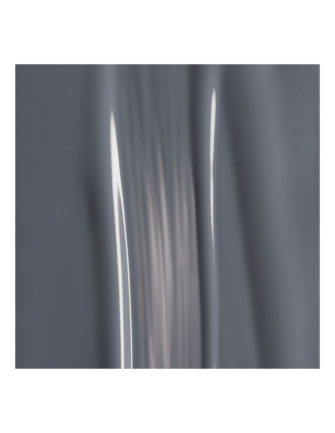 The Gel Polish Andreia - Magic Winter Pastel Collection - MG4 Tecido cinza brilhante com padrões ondulados e reflexos verticais.