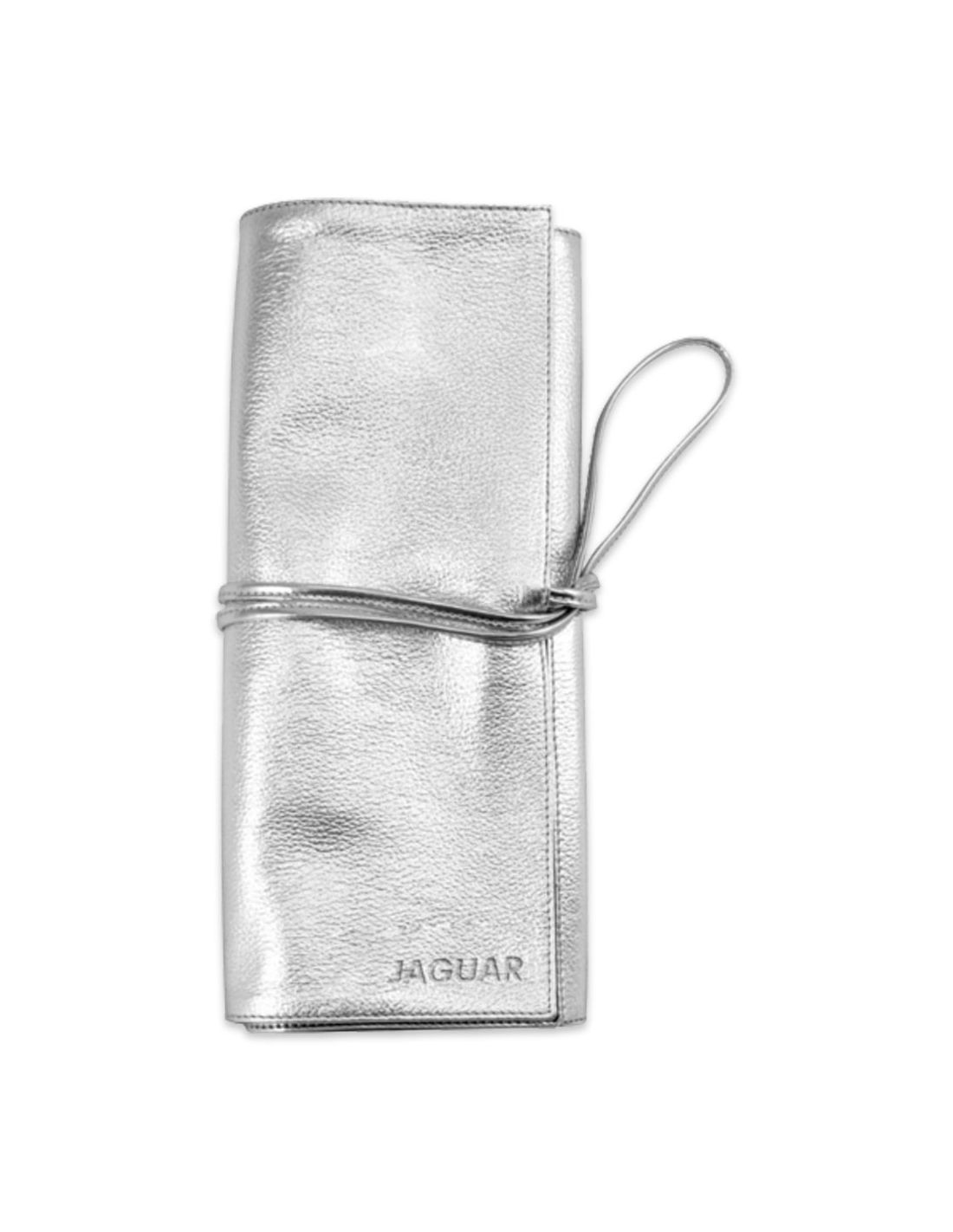 Estojo de Enrolar Prateado - Jaguar Estojo prateado de couro sintético com fechadura de cordão e logo JAGUAR