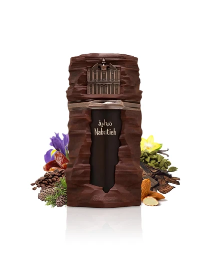 French Avenue Nabatieh Eau De Parfum 90ml Frasco de perfume Nabatieh em embalagem castanha com relevo de edifício e especiarias.