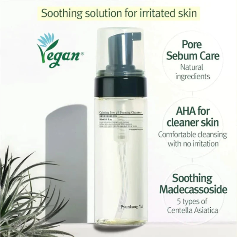 Pyunkang Yul Calming Moisture Low Ph Foaming Cleanser 150 Ml Frasco com produto de limpeza facial e textos em inglês sobre cuidados com a pele e ingredientes naturais