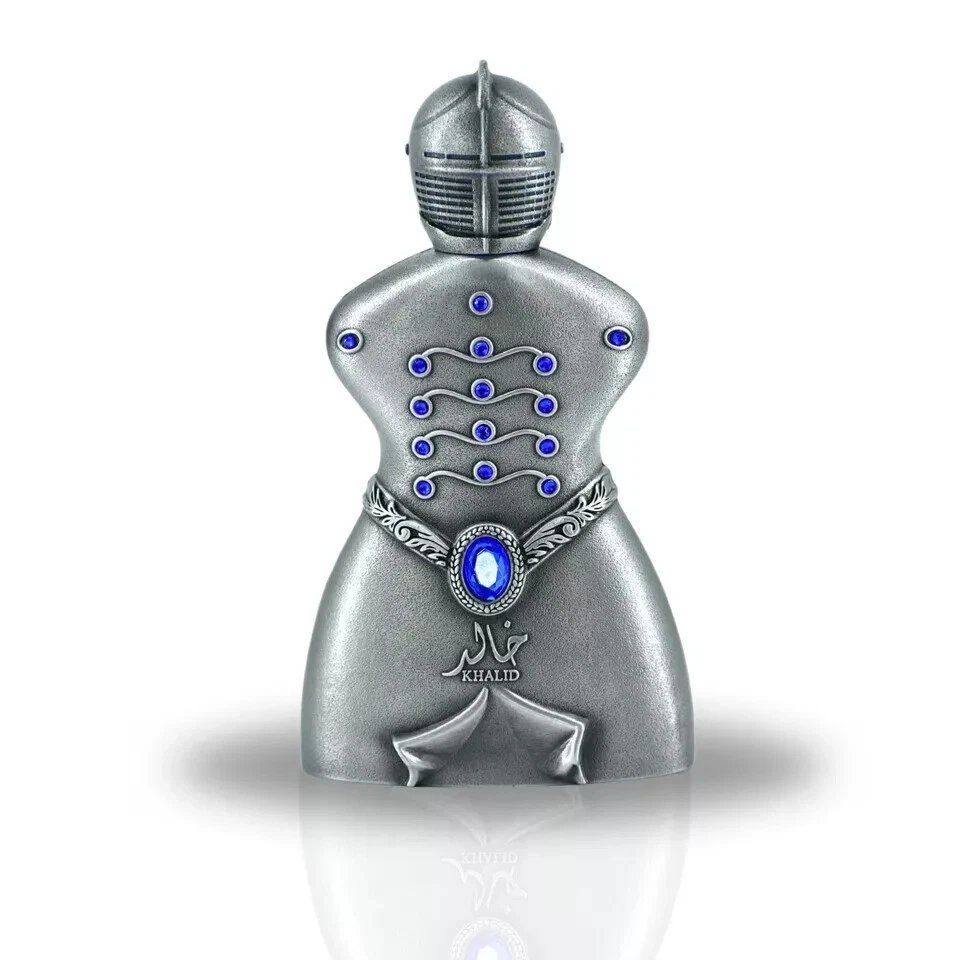 Niche Emarati Khalid Lattafa Perfumes Compartilhável 80ml Figura decorativa em metal prateado com detalhes azuis de armadura medieval feminina