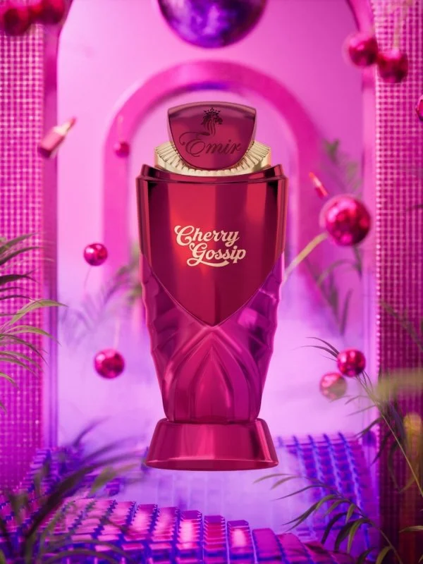 Emir Cherry Gossip EDP U 100 ml Frasco vermelho de perfume Cherry Gossip com tampa Emir em fundo rosa