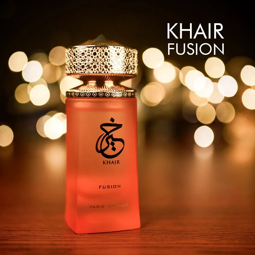 Paris Corner - Oriental Collection Khair Fusion Frasco laranja opaco de perfume Khair Fusion com tampa dourada decorativa num fundo desfocado de luzes