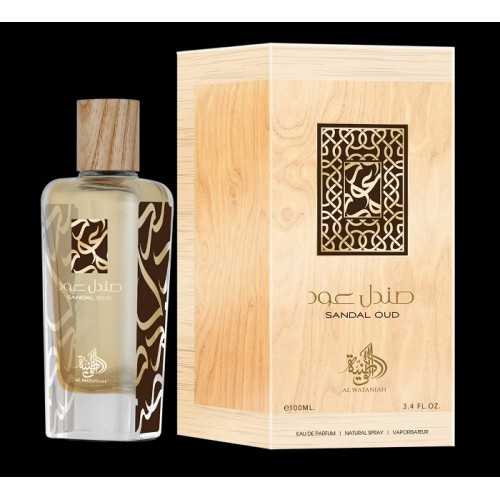 Al Wataniah Sandal Oud Eau De Parfum 100ml Frasco de perfume Sandal Oud com tampa que imita madeira junto a embalagem clara com padrão de madeira e texto em inglês e árabe