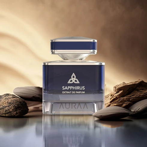 Auraa Sapphirus Extrait De Parfum Spray 100ml Frasco azul de perfume SAPPHIRUS com elementos naturais ao redor