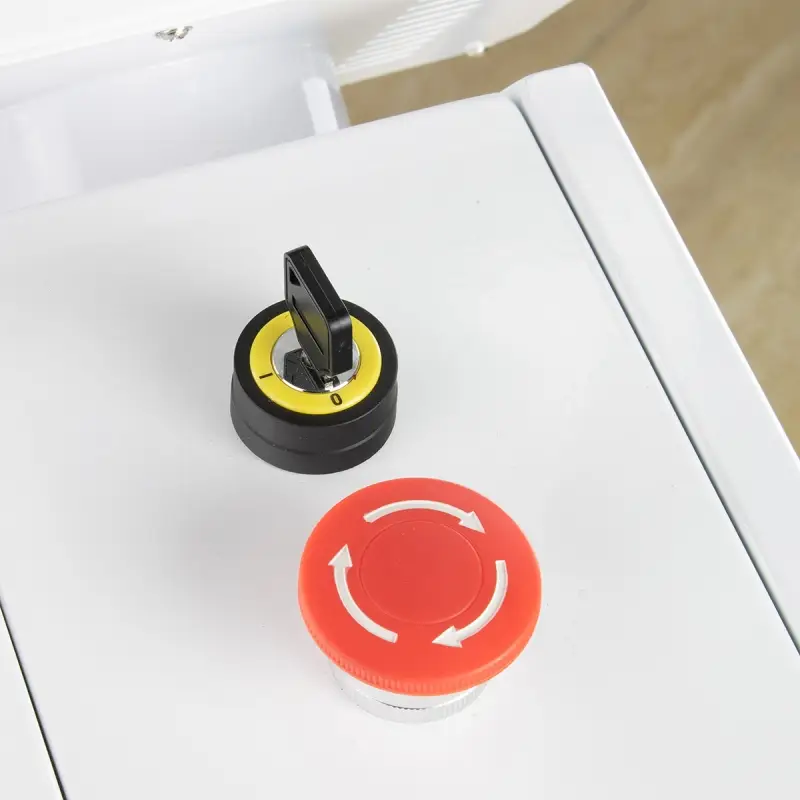 Presoterapia Profissional 3 em 1 Electro-Beauty Sculpt com Infravermelhos e Electroestimulação Interruptor rotativo com chave preta e botão de emergência vermelho num painel branco