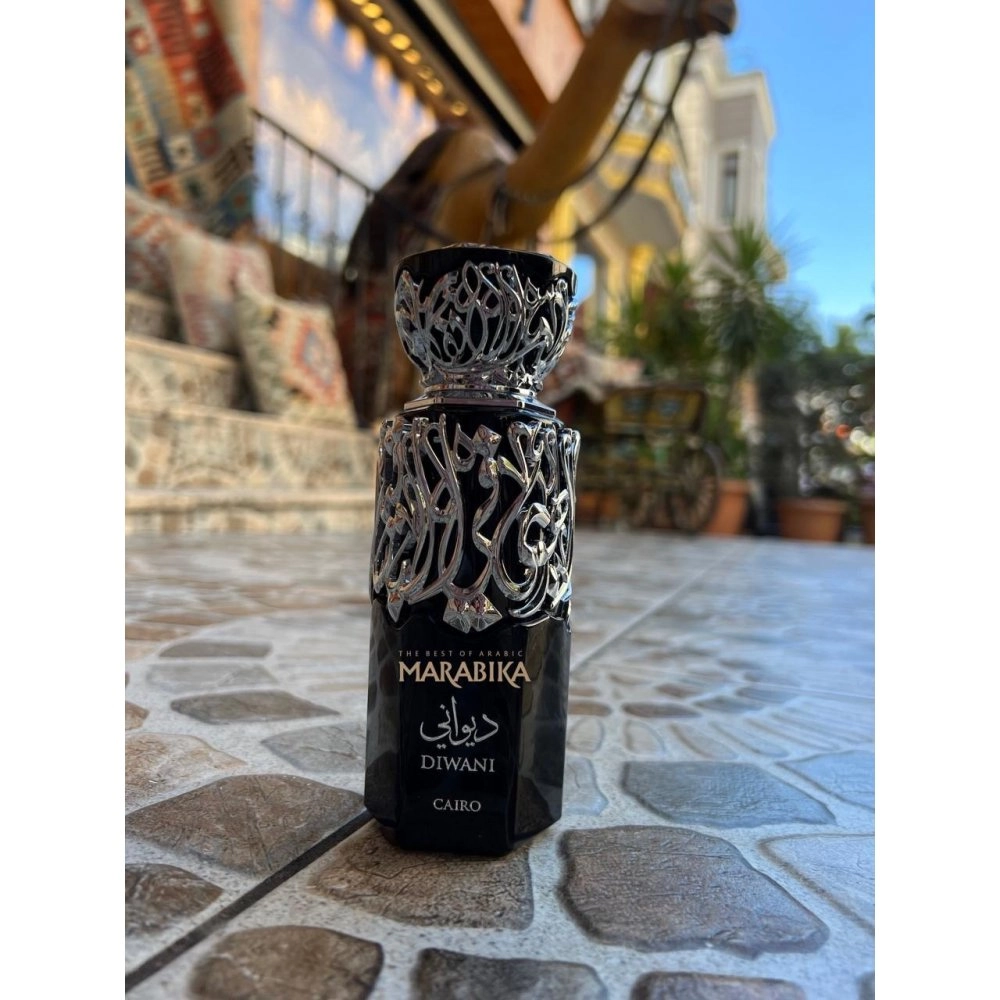 Diwani Cairo Eau De Parfum 100ml Frasco preto de perfume Marabika Diwani Cairo com detalhes prateados no chão exterior