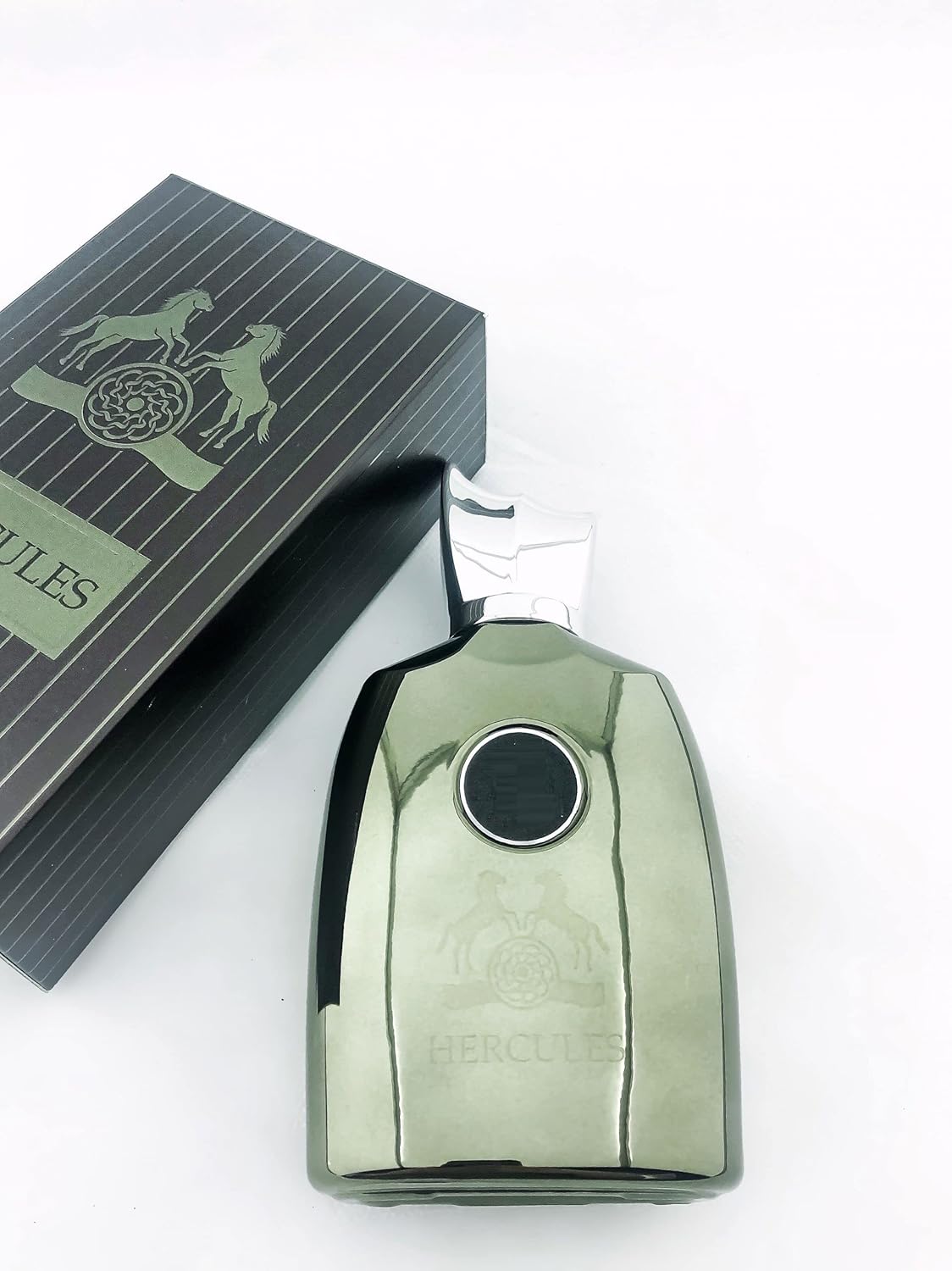 MAISON ALHAMBRA Hercules For Men 100 Ml Frasco de perfume metálico prateado com tampa cromada e caixa preta com desenho de cavalos