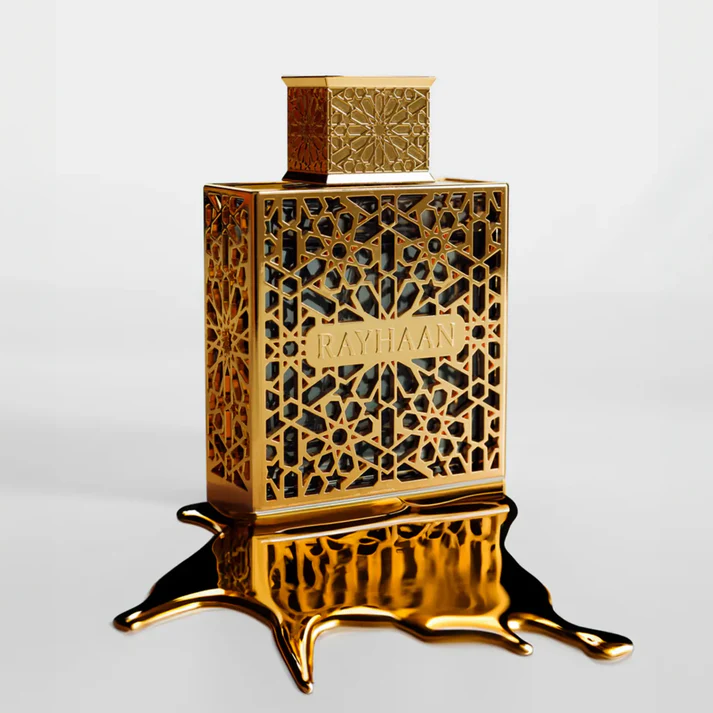 Rayhaan Elixir Perfume Unissexo 100ml Frasco de perfume dourado decorado com padrão geométrico, com líquido dourado derramado à base.