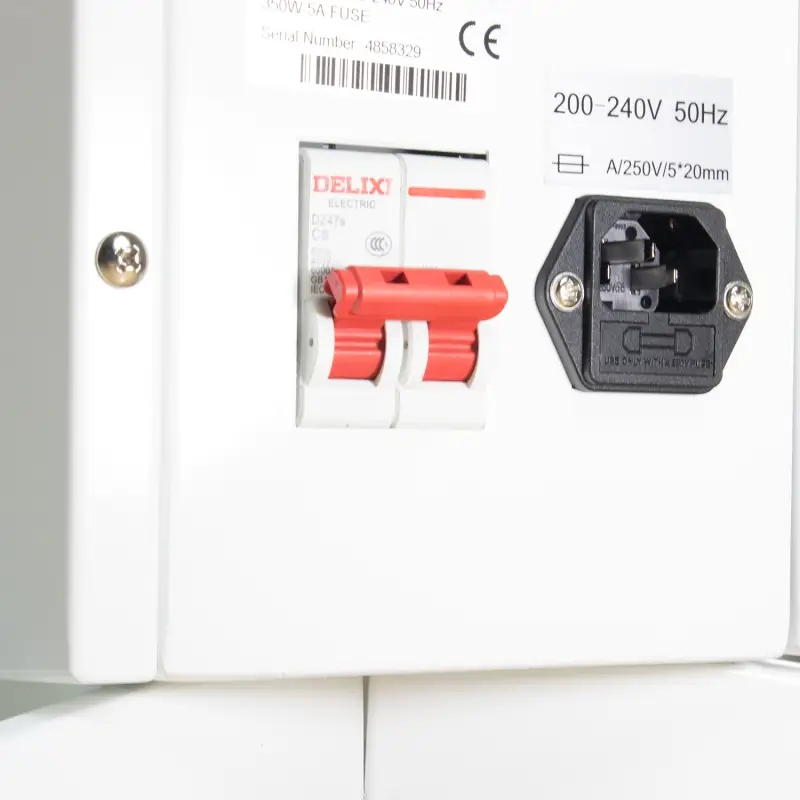 Presoterapia Profissional 3 em 1 Electro-Beauty Sculpt com Infravermelhos e Electroestimulação Painel elétrico branco com disjuntores vermelhos e entrada de tomada preta