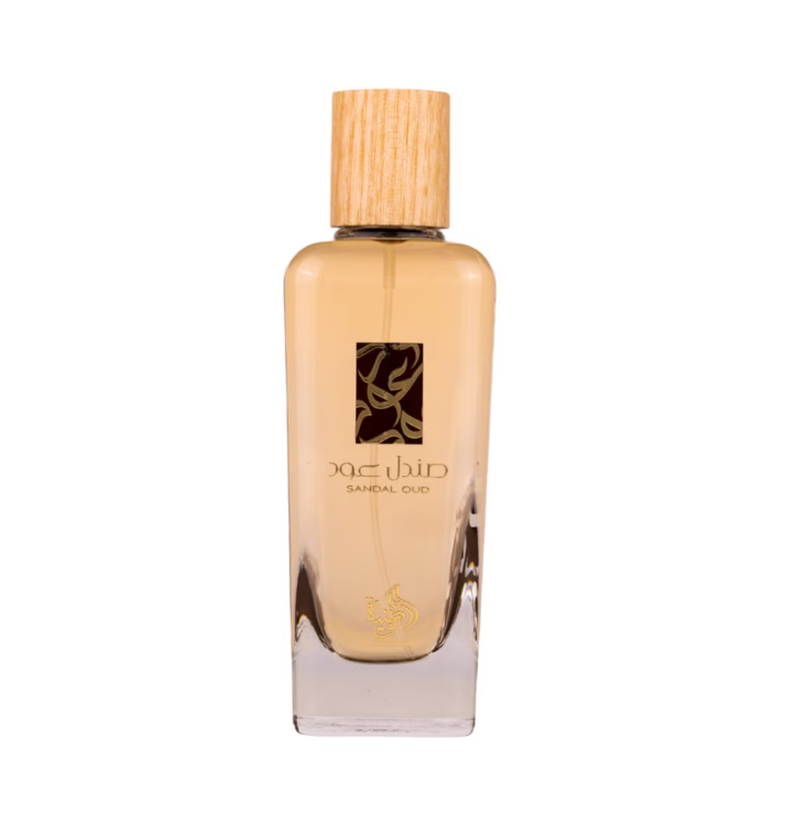 Al Wataniah Sandal Oud Eau De Parfum 100ml Garrafa de perfume com tampa de madeira e texto Sandal Oud