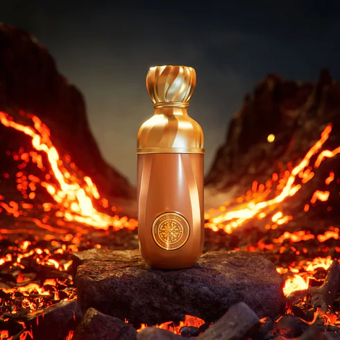 Paris Corner Perseviron Eau de Parfum unissexo 100ml Frasco dourado de perfume sobre rocha com lava incandescente ao fundo