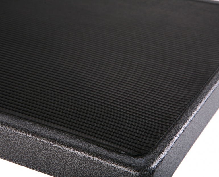 Weelko Degrau Achil Superfície de tábua preta com textura canelada e bordas arredondadas rugosas