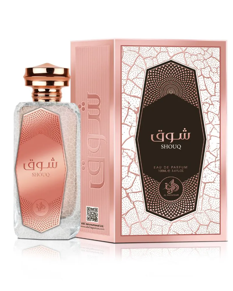 Frasco e embalagem de perfume Shouq com rótulo cobre e caixa rosa com padrão rachado