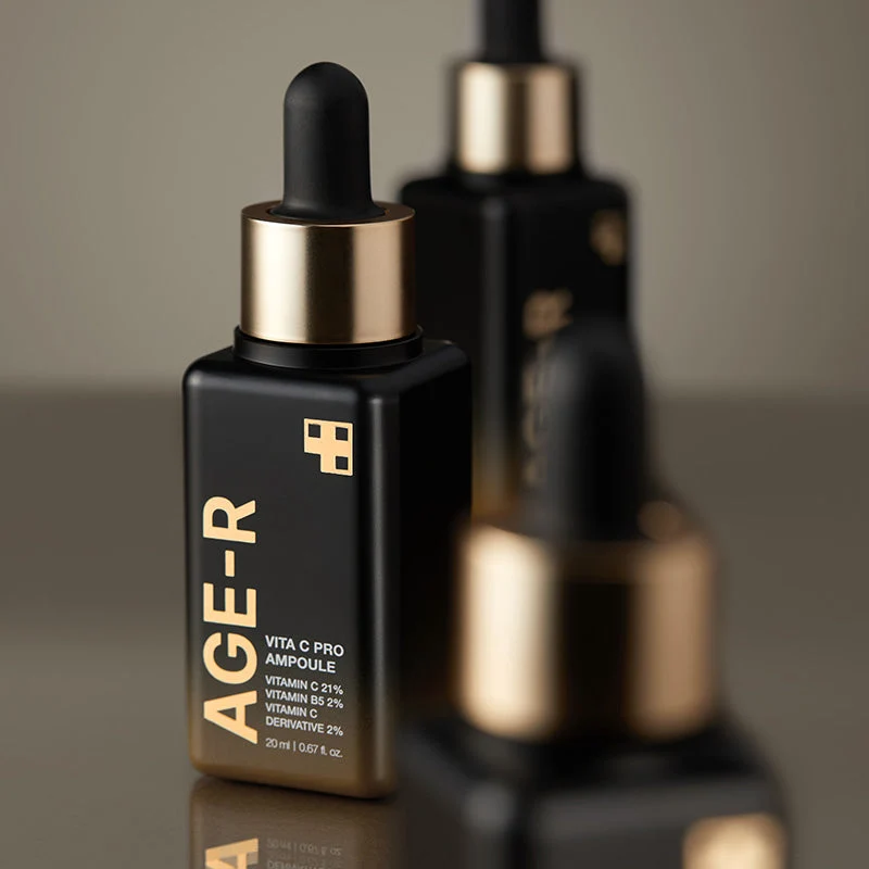 Medicube Age-R Vita C Pro Ampoule 20ml - Skin Care Serum frasco preto fosco com tampa dourada e conta-gotas preto