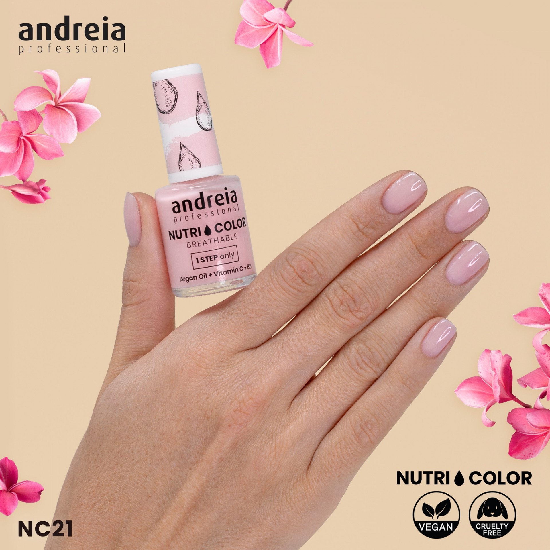 Andreia – Verniz Nutricolor – NC21 10,5ml Verniz de unhas cor NC21 da andreia professional Nutri Color em fundo bege com flores cor-de-rosa e mão com unhas pintadas da mesma cor