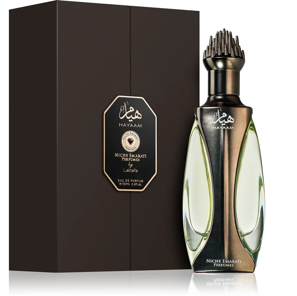 Niche Emarati Hayaam Eau de Parfum unissexo Frasco dourado de perfume Hayaam ao lado de embalagem castanha escura com etiqueta preta