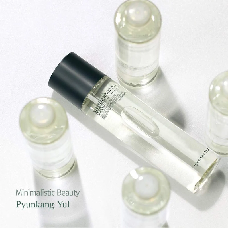 Pyunkang Yul Calming Deep The Moisturizing Toner 150 Ml Frascos de produtos de beleza transparentes com líquido claro sobre superfície branca