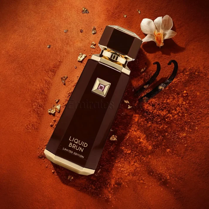French Avenue - Liquid Brun Limited Edition - 150ml Frasco de perfume Liquid Brun edição limitada em fundo castanho alaranjado com flor e vagens de baunilha