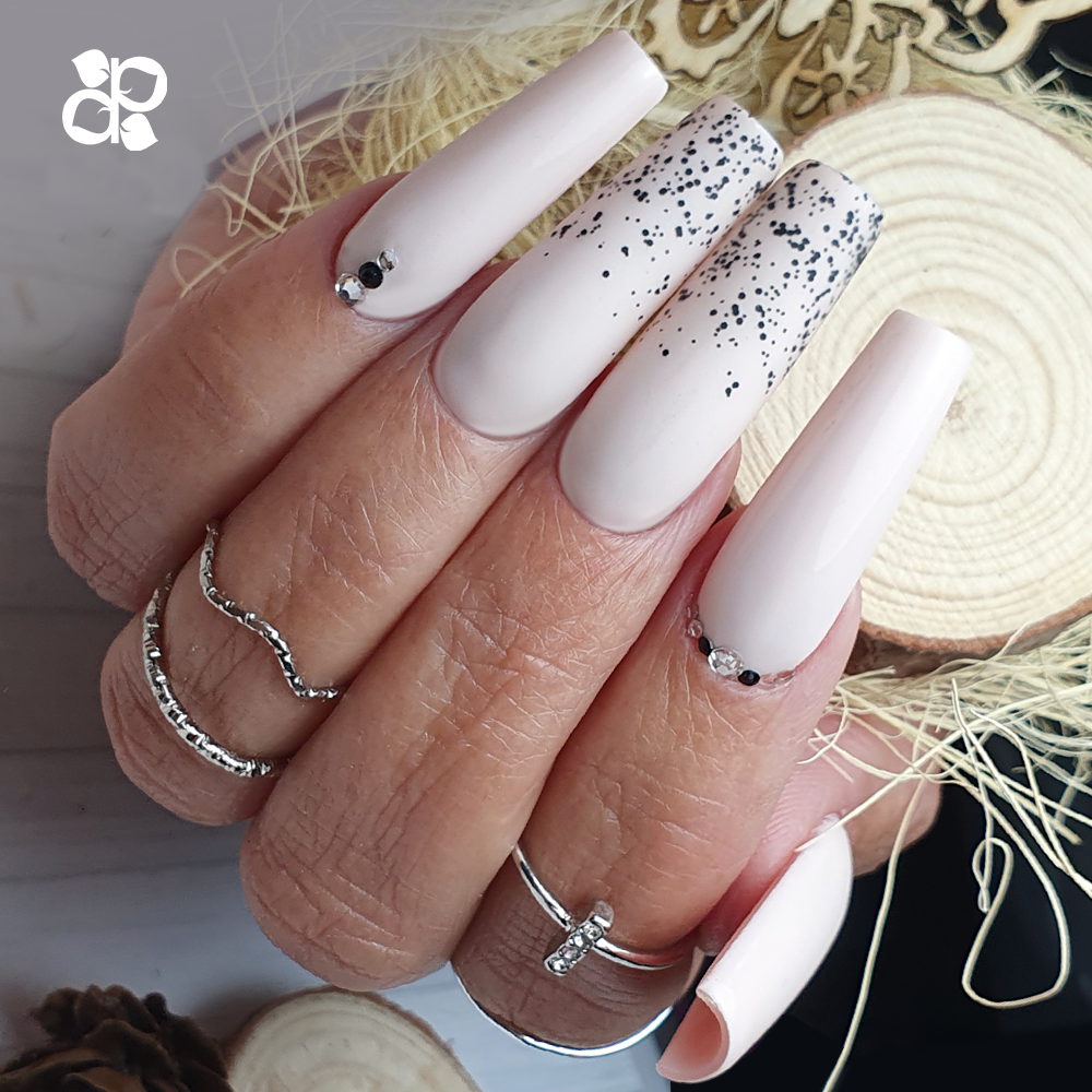 Verniz Gel Purple Purple P2214 Mommy's Smell Unhas brancas com pontos pretos e strass, anéis de prata, fundo de madeira e fibras naturais