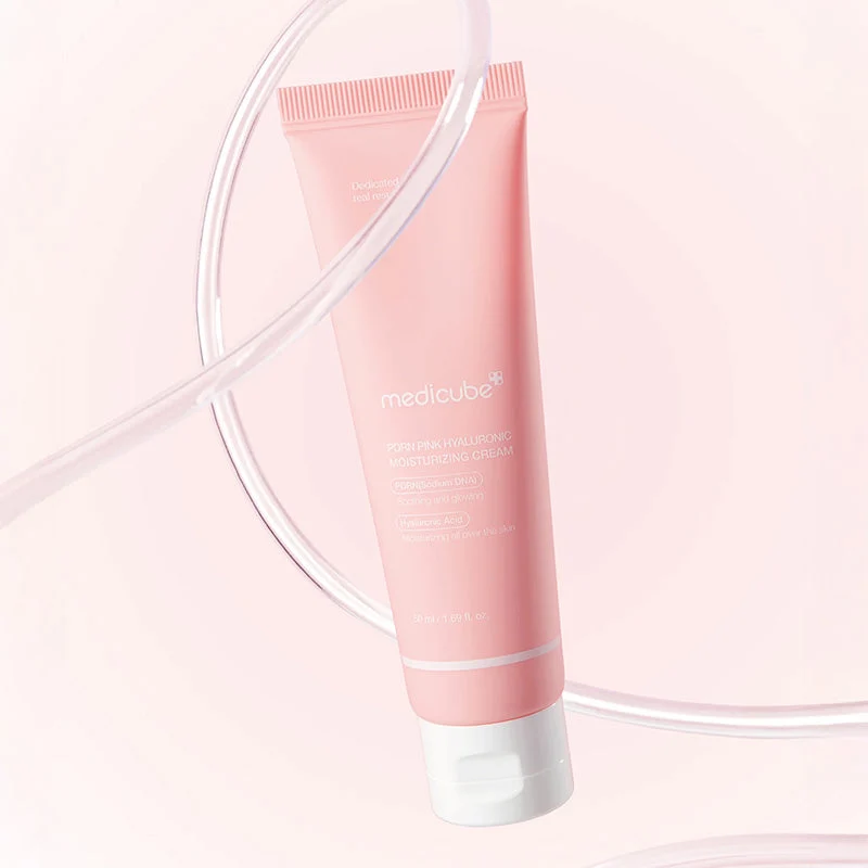 Medicube Pdrn Pink Hyaluronic Moisturizing Cream 50ml Creme hidratante medicube em tubo rosa com tampa branca sobre fundo rosa claro