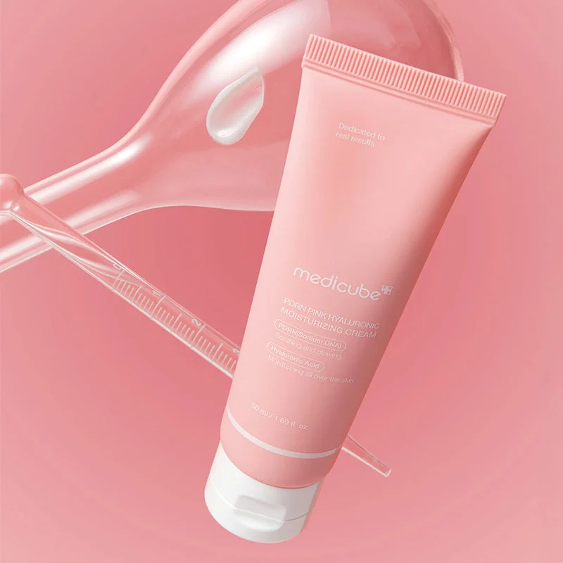 Medicube Pdrn Pink Hyaluronic Moisturizing Cream 50ml Tubo de creme Medicube rosa com conta-gotas e gota de creme em fundo rosa