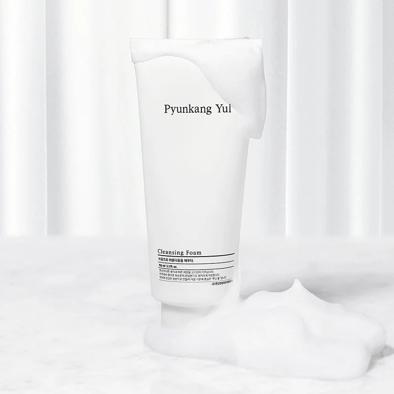 Pyunkang Yul Cleansing Foam Frasco branco de espuma de limpeza facial Pyunkang Yul com texto em inglês e coreano