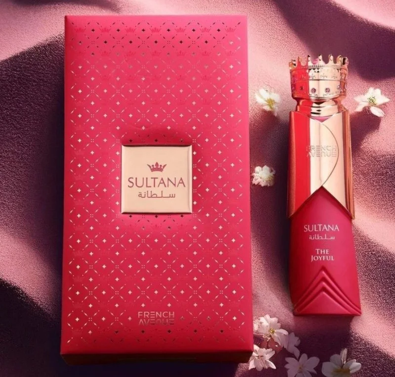 Sultana The Joyful | Eau De Parfum | by French Avenue 80ml Frasco de perfume com tampa em forma de coroa e embalagem vermelha com padrão e texto SULTANA