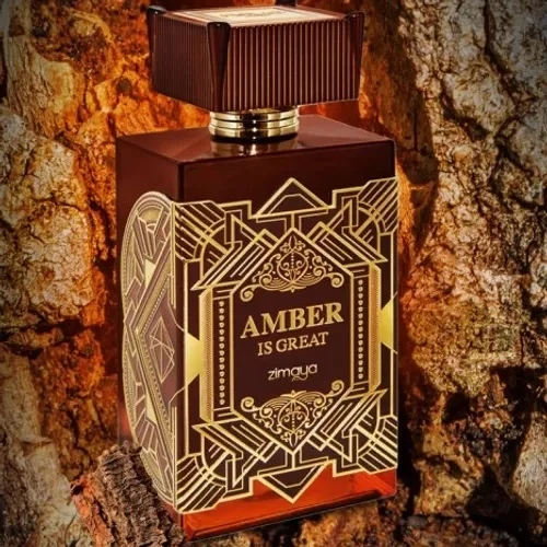 Afnan Zimaya Amber Is Great Extrait De Parfum 100ml Men Spray Frasco de perfume Amber Is Great com design geométrico dourado sobre fundo de casca de árvore