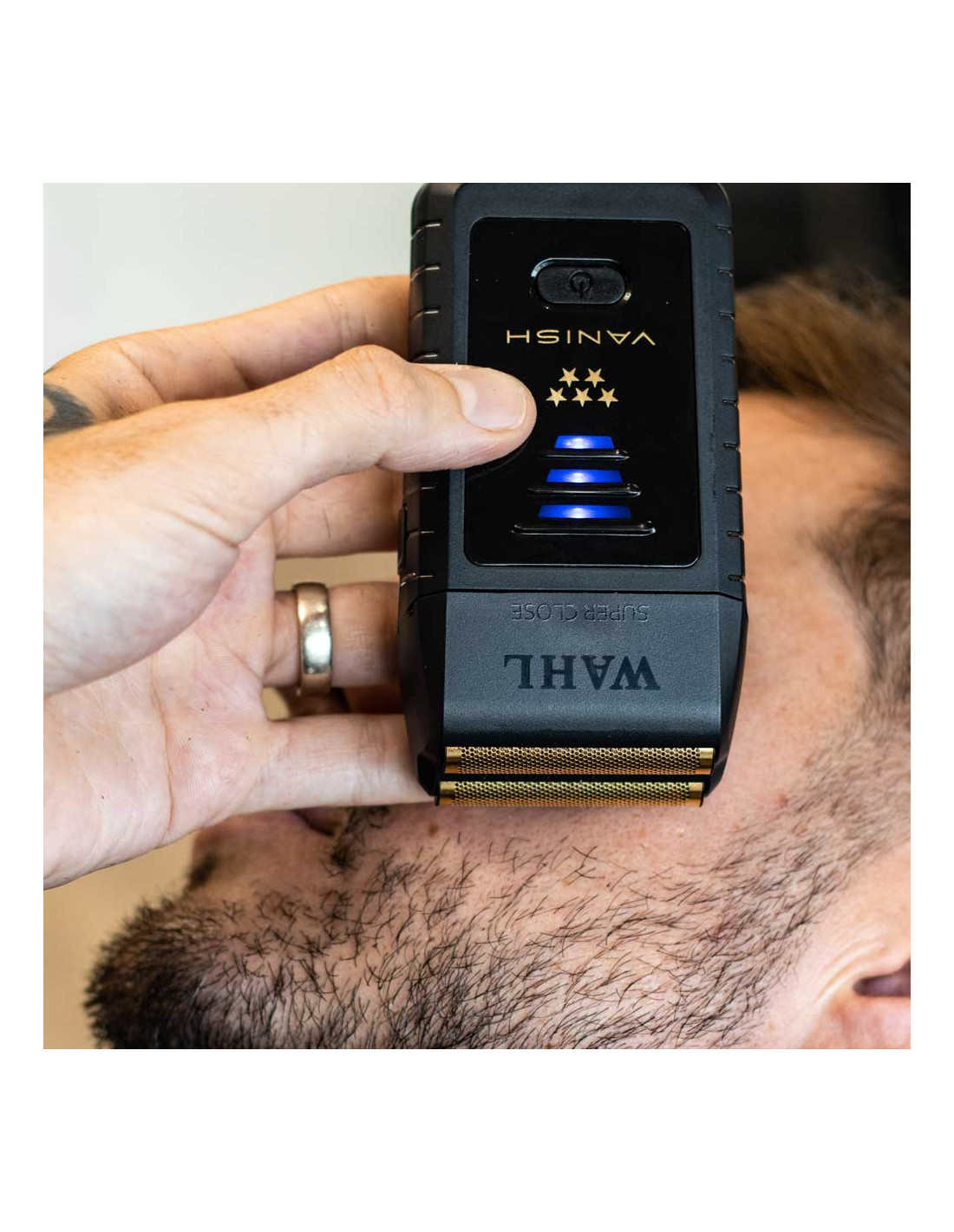 Wahl Shaver 5 Star Vanish Máquina de barbear eléctrica preta WAHL a ser usada numa barba castanha curta