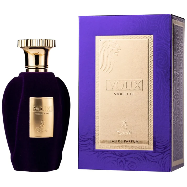 Eau de parfum Voux violette 100ml - Emir by Paris Corner Frasco de perfume roxo com placa dourada ao lado de caixa roxa com placa dourada.
