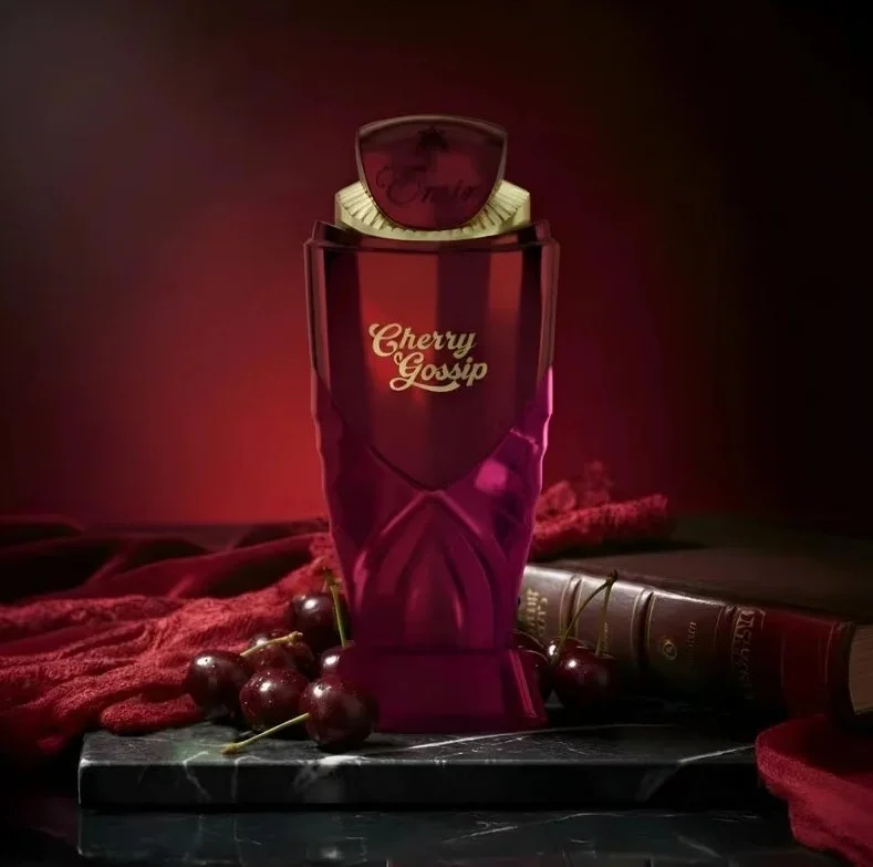 Emir Cherry Gossip EDP U 100 ml Frasco de perfume vermelho com tampa dourada e cerejas ao redor