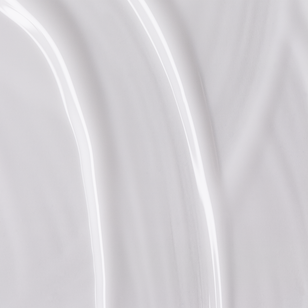 Andreia The Gel Polish G01 10,5ml prato branco de cerâmica com relevo circular na borda sobre tecido branco