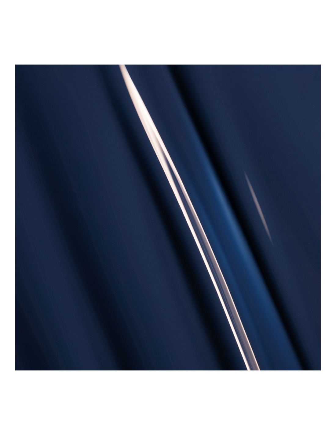 The Gel Polish Andreia Professional Retro Collection RT2 Tecido azul escuro com linha branca fina e irregular no centro