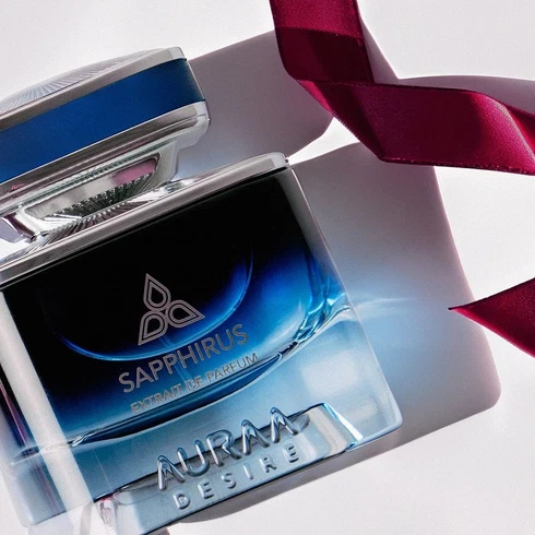 Auraa Sapphirus Extrait De Parfum Spray 100ml Frasco de perfume azul e transparente com tampa prateada e fita vermelha satinada