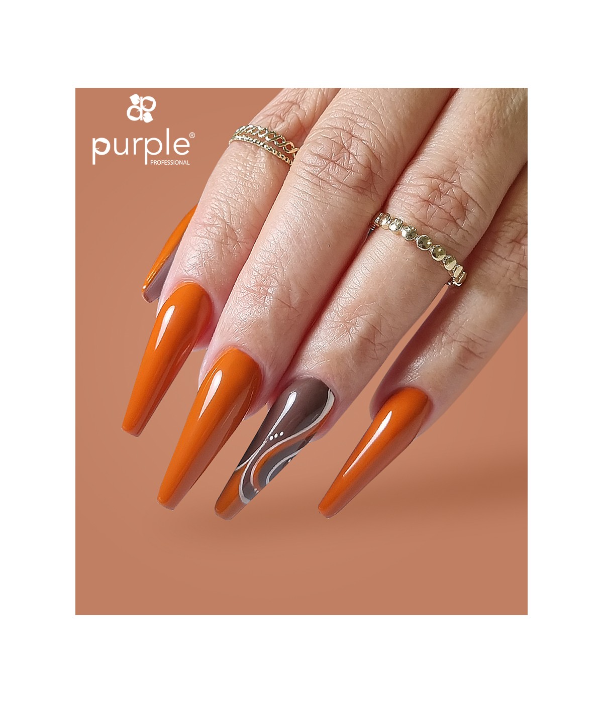 Purple Verniz Gel FAMOUS PAINTING 10ml Mão com unhas artificiais laranja e castanho com padrão abstrato