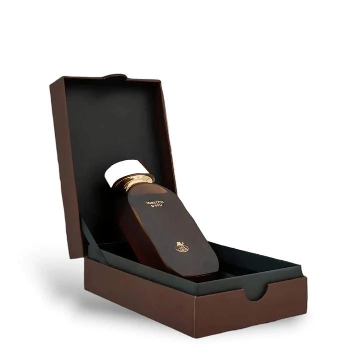 Fragrance World Tobacco D'Feu Eau De Parfum 100ml Frasco castanho escuro com tampa branca dentro de caixa castanha aberta