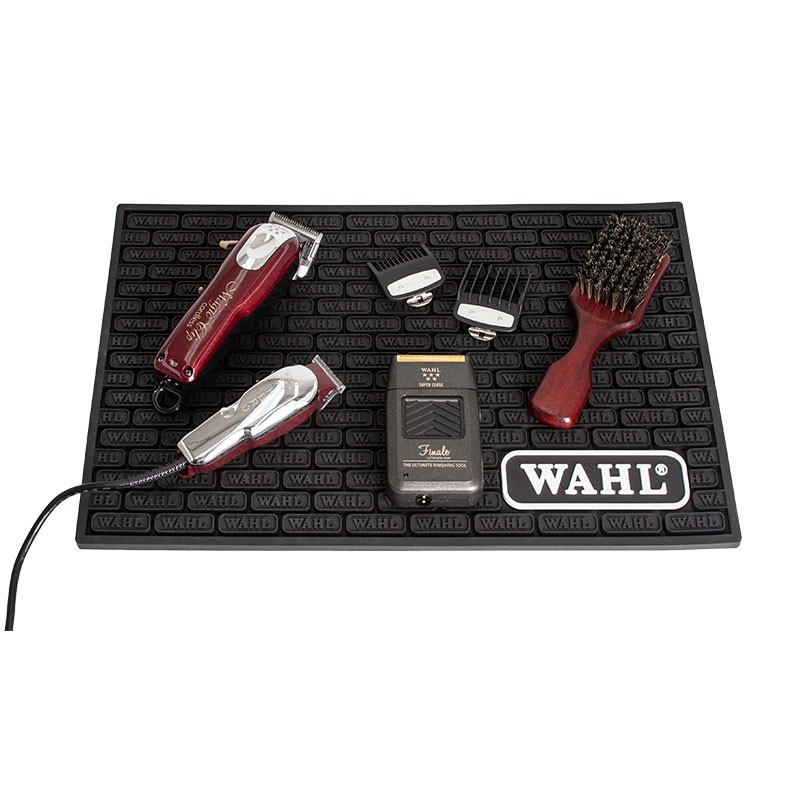 wahl Tapete Barber tools Conjunto de barbear elétrico com máquina de cortar e acessórios sobre tapete preto com logotipo WAHL