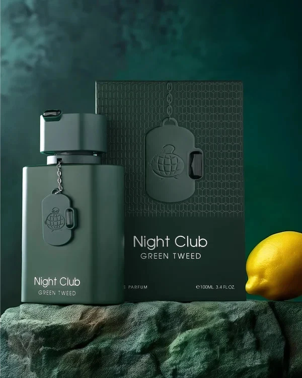 Night Club Green Tweed Fragrance World for men 100ml Perfume Night Club GREEN TWEED em embalagem verde escuro ao lado de um limão.