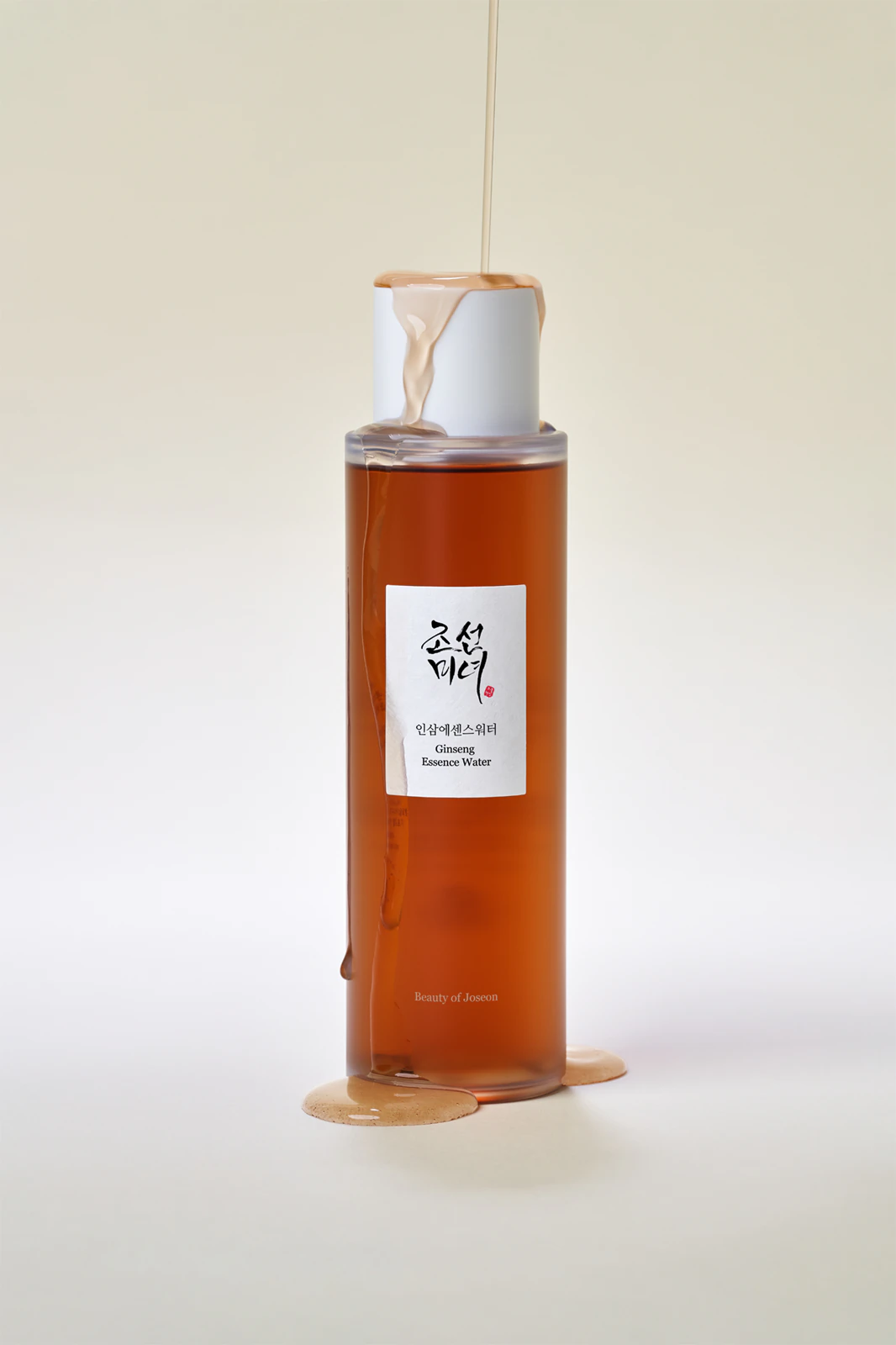 Beauty Of Joseon Ginseng Essence Water 150 Ml Frasco transparente com líquido castanho e rótulo branco de produto Ginseng Essence Water
