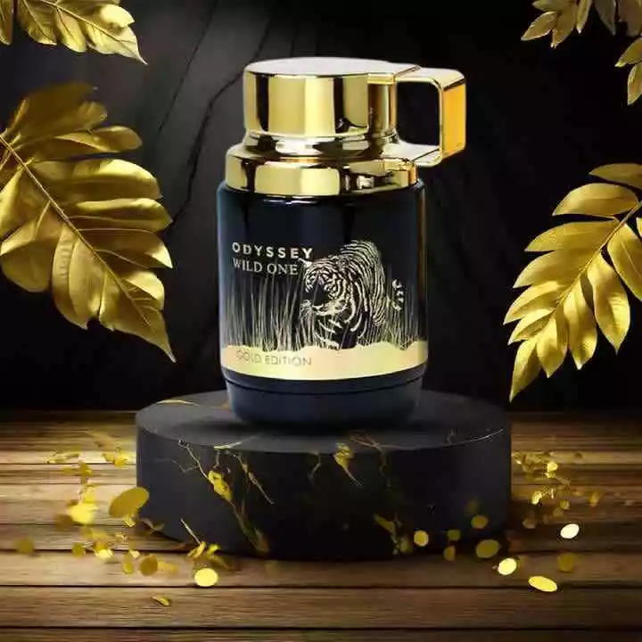 Odyssey Wild One Gold Edition Armaf Masculino Frasco de perfume preto e dourado com tampa metálica e tigre, sobre base preta com veios dourados