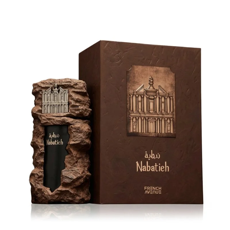 French Avenue Nabatieh Eau De Parfum 90ml Frasco de perfume e caixa castanhos com relevo e texto Nabatieh