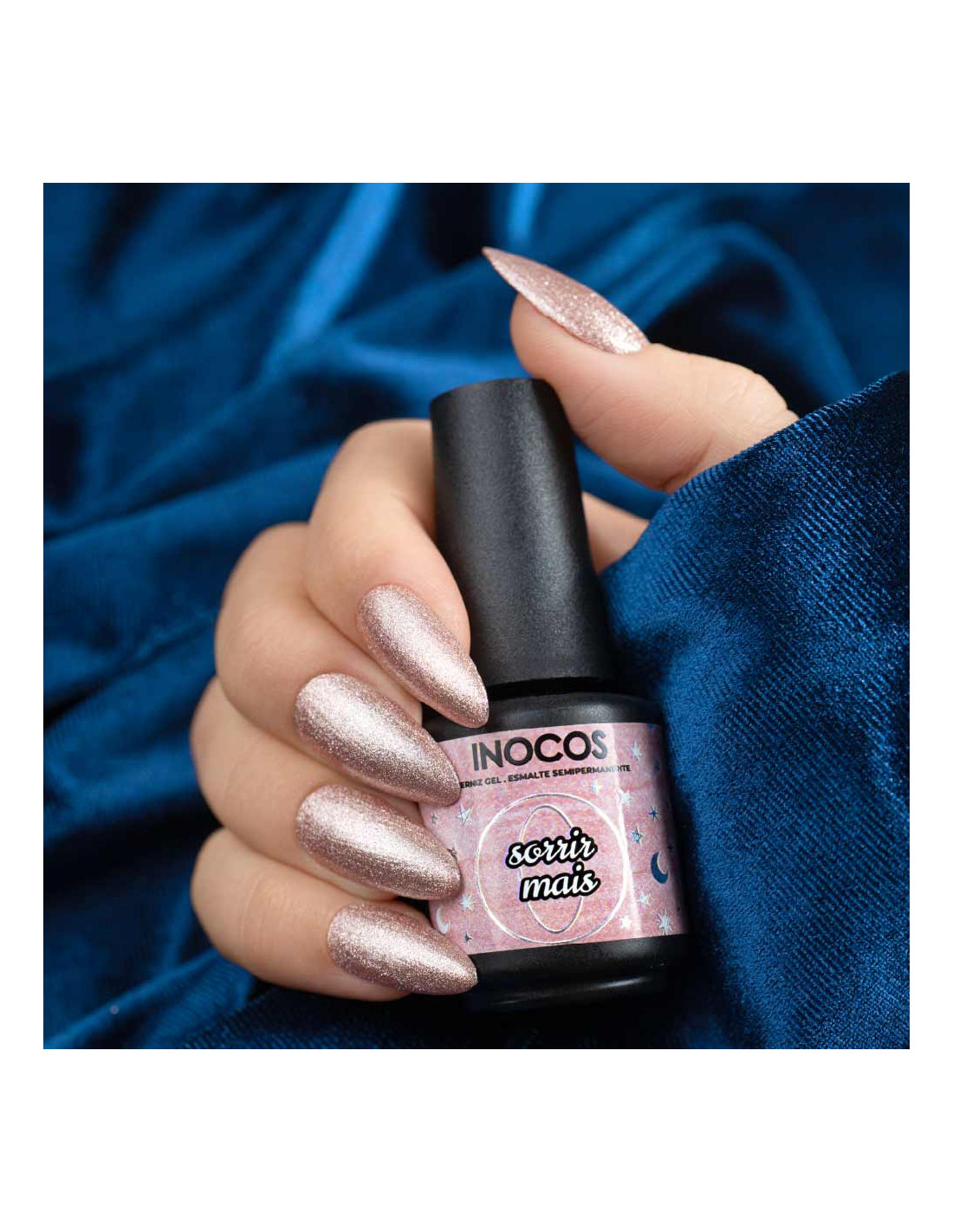 Verniz Gel Inocos A Million Dreams 15ml Sorrir Mais MD2 Frasco de verniz INOCOS rosa com unhas brilhantes e tecido azul