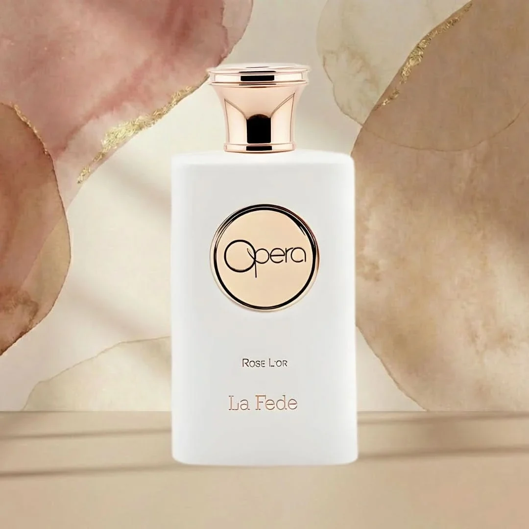 Khadlaj Opera Rose Lor Eau de Parfum 100ml Frasco de perfume branco com tampa dourada e texto Opera ROSE LOR La Fede