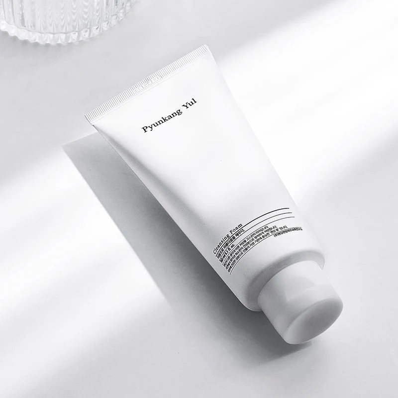 Pyunkang Yul Cleansing Foam Embalagem branca de tubo de Cleansing Foam da Pyunkang Yul sobre superfície branca