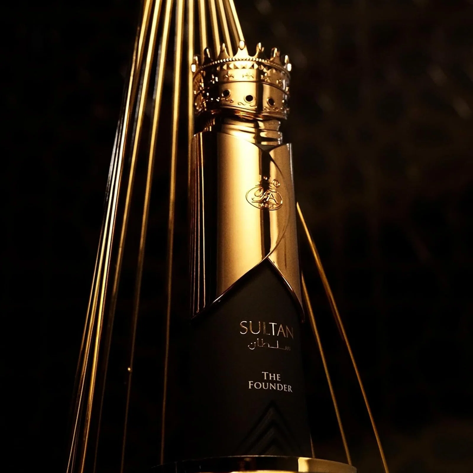 Sultan The Founder Eau De Parfum 80ml Garrafa preta com tampa dourada em forma de coroa e texto SULTAN THE FOUNDER rodeada por barras douradas